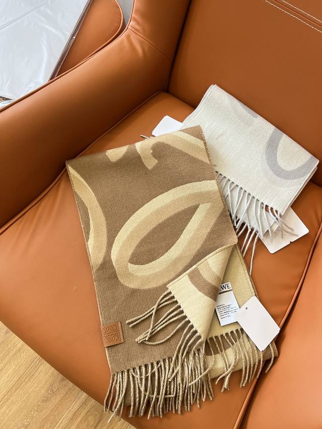 Loewe本季爆款 简洁辨识度极高的品牌Logo涂鸦提花，时尚中伴有复古元素，双面异色设计，非常强烈的视觉体验， 时尚的点滴都尽显其中。 闭眼收吊炸天系列！成份