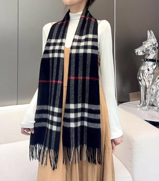 年王牌口碑Burberry深度水波纹经典羊绒格子围巾专柜最新品相，目前专柜都换上了新标经典中的经典.全品相其他什么F货都弱爆了，超级重磅的水波纹，真材实料纯羊绒