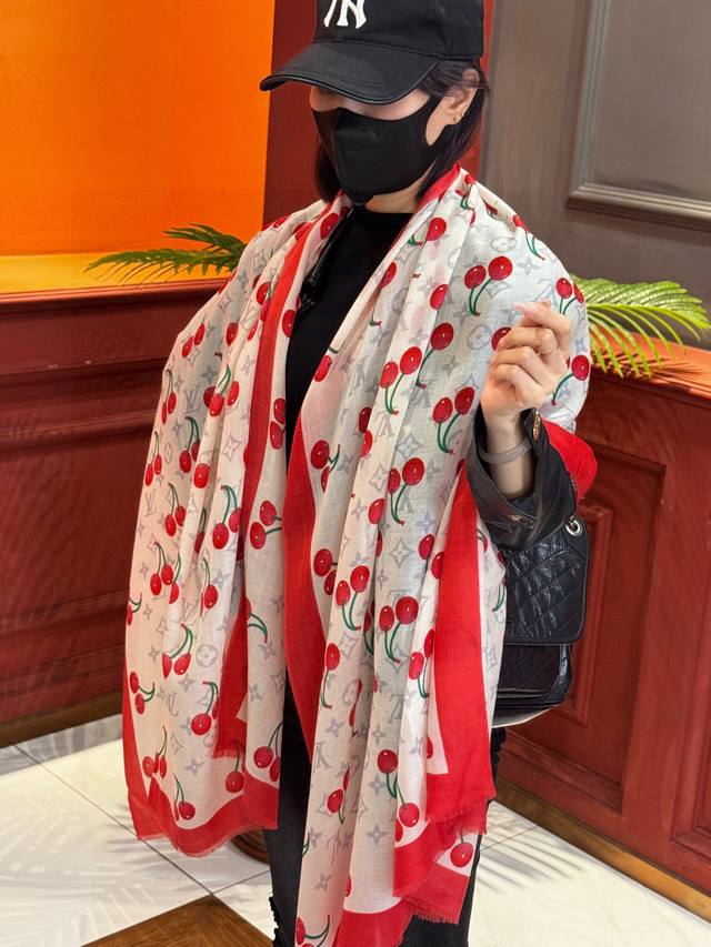 上新 新款樱桃Lv羊绒方巾 Lv X Tm Monogram Cerise 出自路易威登 X 村上隆复刻系列，以明快的艺术风格重绎经典品牌标识。Monogram