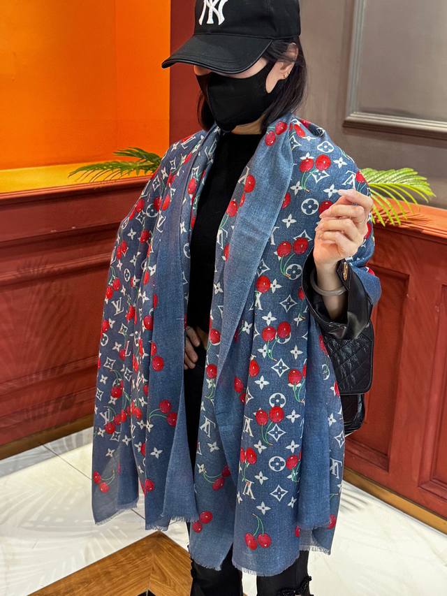 上新 新款樱桃Lv羊绒方巾 Lv X Tm Monogram Cerise 出自路易威登 X 村上隆复刻系列，以明快的艺术风格重绎经典品牌标识。Monogram