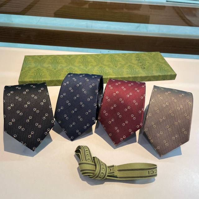 G家专柜新款 男士领带，稀有采用经典小G Logo提花展现精湛手工与时尚优雅的理想选择，这款领带将标志性完美的结合，以时尚搭配手法演绎的更显雅致风范。让男士可以
