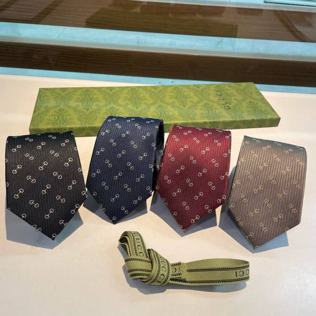 G家专柜新款 男士领带，稀有采用经典小G Logo提花展现精湛手工与时尚优雅的理想选择，这款领带将标志性完美的结合，以时尚搭配手法演绎的更显雅致风范。让男士可以