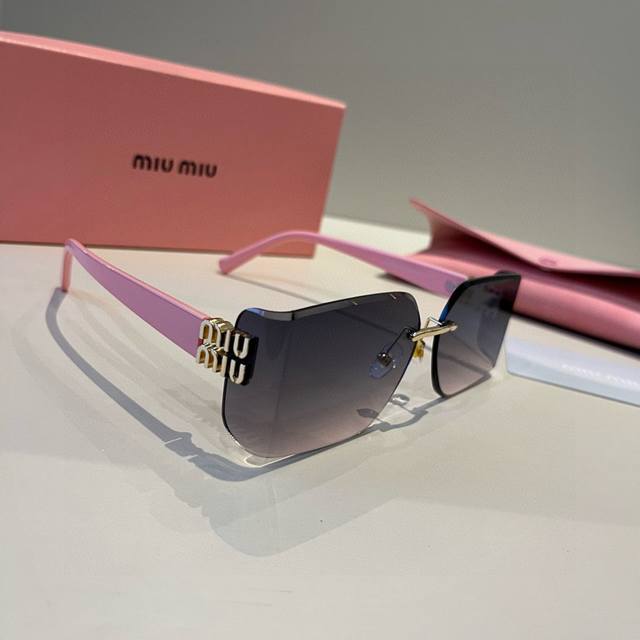 Miumiu女孩新色来啦～ 想焊在脸上的墨镜 硬货不怕迟到～历经几个月Zp开模打造 任何细节完美复刻，官网无色差对比