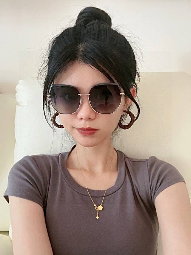 Chanel 香奈儿 新款尼龙偏光太眼镜，无框钻石 切边更有质感，大气女人范儿，大脸小脸都好看 ！型号：Ch2239