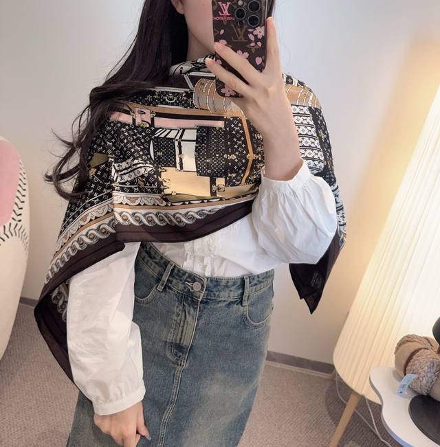 双面同色 原单Lv140Cm丝绒方本款方巾，丝印工艺刻画丰富细节，描绘 Monogram 薇薇安之家旅行箱 顶级斜纹真丝羊绒材质纯手工卷边，轻奢感十足 专柜新款