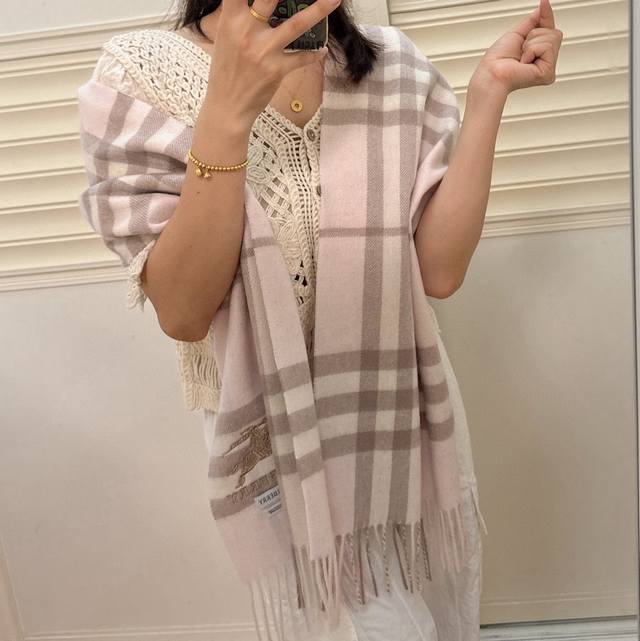 粉色 Burberry 巴宝莉怒推走量爆款经典战马格纹围巾重磅推荐 100%羔羊绒非常保暖 柔软亲肤，不扎脖万年经典格纹，搭配战马Logo刺绣，低调又不失奢华男