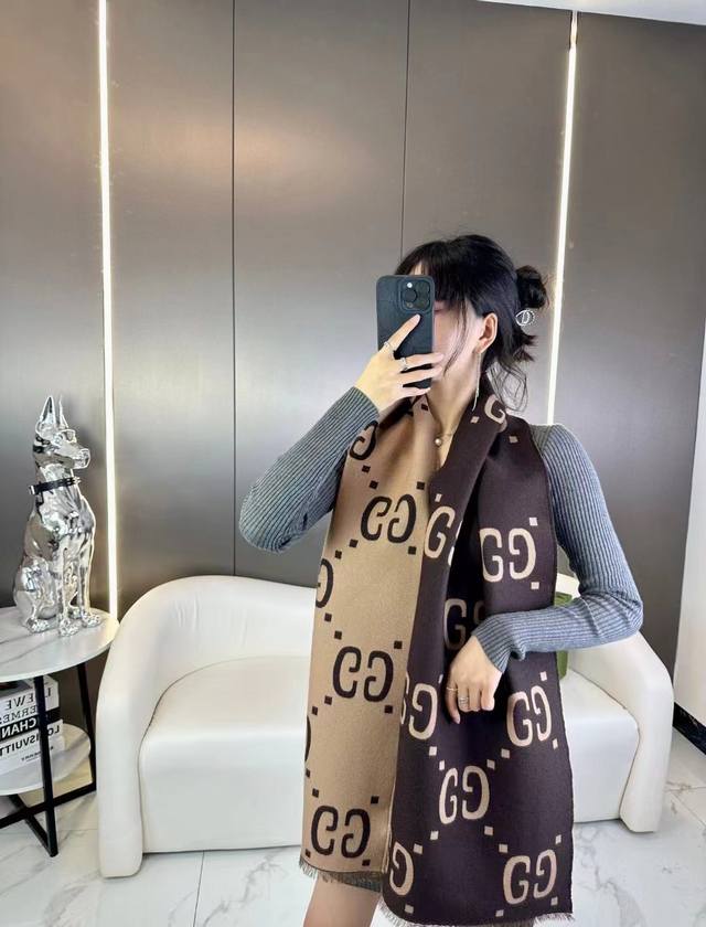 独胜一筹的进阶版！！免代购老姐妹们一万个放心入~！ 花了太多的心血在这款上，只为了精益求精！！Gucci招牌重磅大Logo羊毛围巾 一模一样！劲省3K~ 我少说