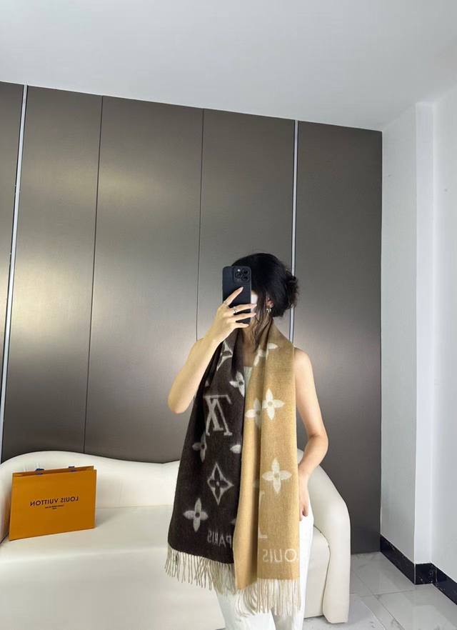 渐变色！Lv可以用一辈子的围巾 永不过时的经典” 驴牌 # 双面羊绒围巾 羊绒材质 一点也不扎 可以当围巾也可以当做披肩 双面异色提花 两面完全相反的颜色及图案