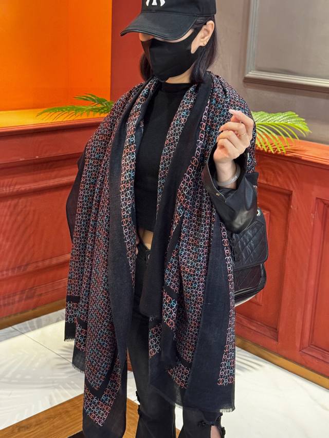 2025年秋冬新款 Chanel香奈儿经典元素设计优雅大方，绕在颈间超级完美简直人间的尤物 专柜品质 长巾100*200Cm 100%顶级纯羊绒 自留款喜欢的快