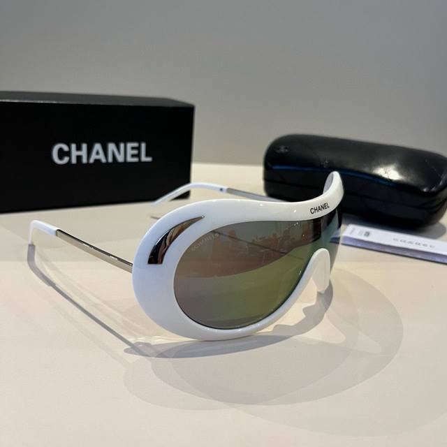 Chanel滑雪单品pick 双板滑雪板2000千禧年限定滑雪系列超酷的Chanel滑雪镜