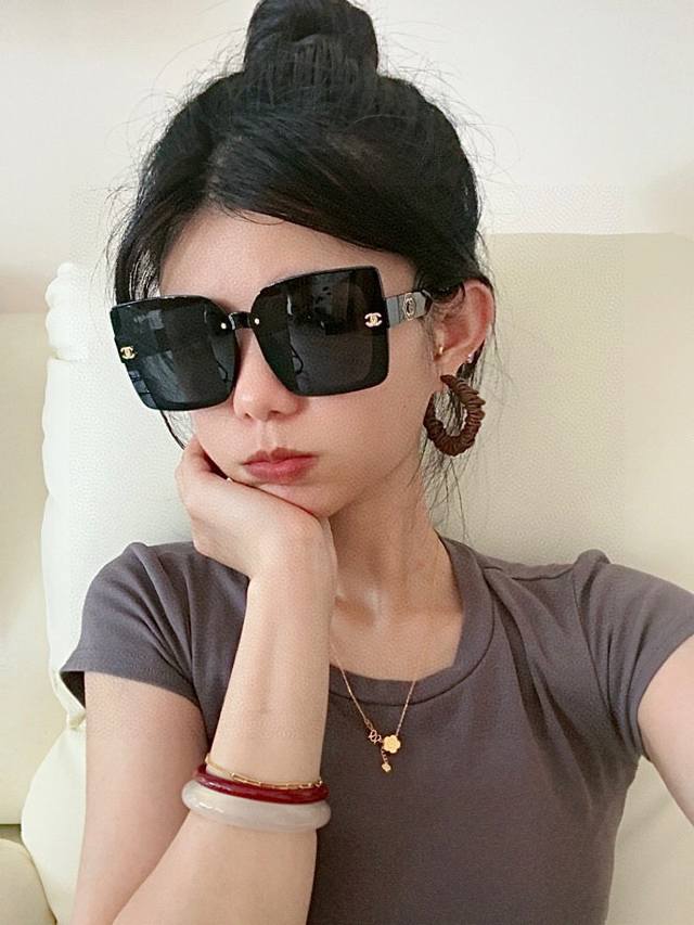 Chanel2025官方早春新款，众多明星同款 香奈儿新款大框墨镜 ，宝丽来超清太阳镜型号：Ch3831
