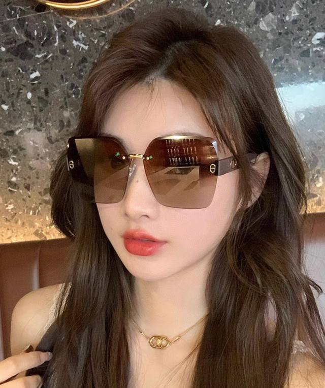 Dior-迪奥 2025开春新款 潮流爆款 时尚方框太阳镜 高品质 佩戴舒适 网红潮款墨镜 女士高清太阳镜 高品质Tr镜框 型号：Cd9770