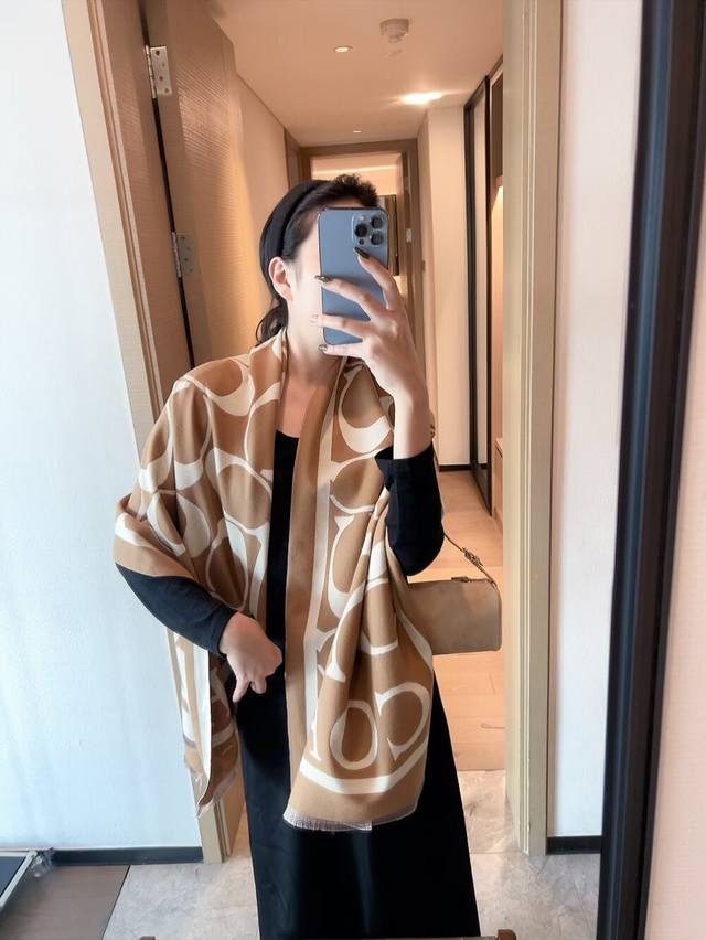 Coach经典 蔻驰披肩也太好看了吧！不仅有颜值还有品质，97%羊毛+3%羊绒，手感超级软糯和舒服，尺寸195×53Cm，整体宽度还可以，算是个小披肩。正反面做