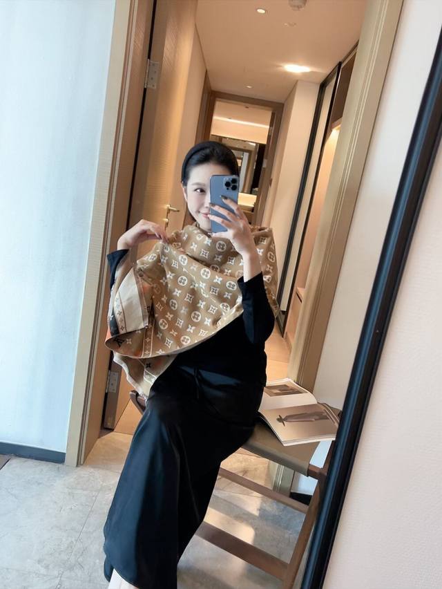 Lv 路易威登 抢Vip推荐 下手一定要快 高端 大爱 纯羊绒 婴儿触感舒服到飞女人尤物 货极少 四季都可以用真心美的让人非常非常心动 上身效果简直美翻了 品质