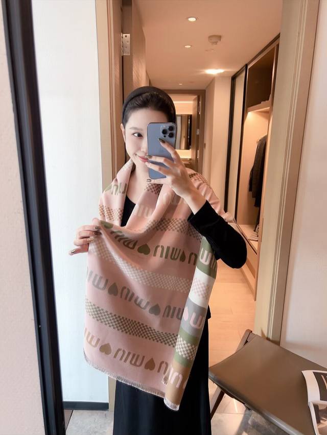 缪缪 Miumiu 小红书爆款单品 设计风格 个性鲜明 就是小仙女 女神必备单品 非常有女人气质 超美个人非常喜欢网红同款 时尚潮流