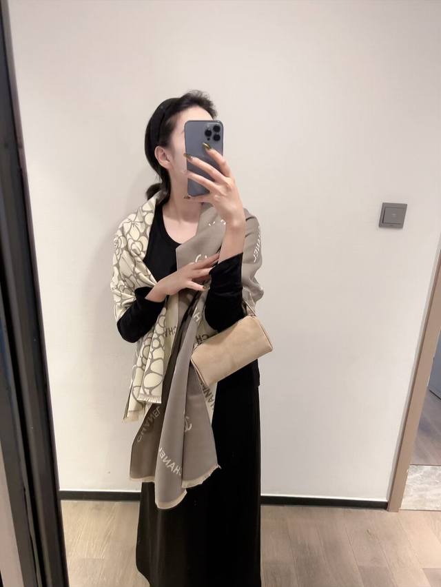 香奈儿新款专柜同步 一枝山茶花。美翻了[流泪]御用殿堂级极品专柜在售 顶级斜纹真丝经典山茶花图案设计风格美丽至极 真的 上身极为衬肤色 百搭 经典款～看到实物才