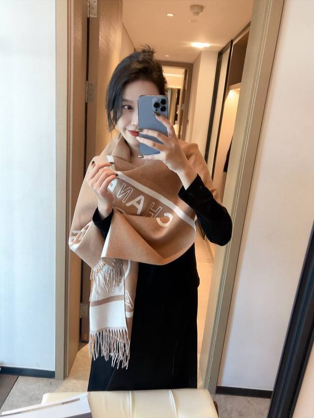 香奈儿上新 Chanel 经典茶花优雅Coco风，Chanel最新. 气质到骨子里，香奶奶新一季的面料超高级，真心超级柔软，丝丝顺滑，韧性很强 不容易被轻易勾丝