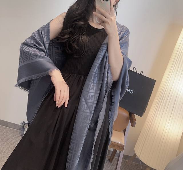 25新款 Ff金银丝提花披肩 Size：140X140Cm 材质45%羊毛，45%桑蚕丝，7%锦纶，3%锦纶 双F提花大方巾，专柜新品 双面呈现出华丽的珠光质感