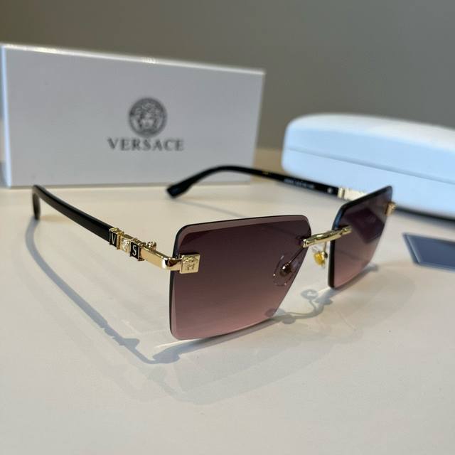 Versace范思哲 新款 时尚个性墨镜，这个超级温柔，有夏天的味道