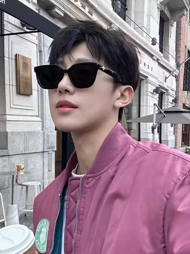 Gucci 2025开春新款 潮流爆款 时尚方框偏光太阳镜 高品质 佩戴舒适 网红潮款墨镜 女士高清尼龙偏光太阳镜 高品质Tr镜框 型号：G21100