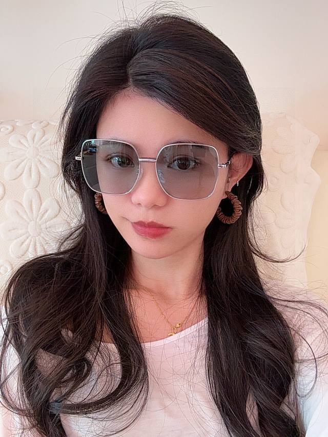 Gucci 2025开春新款太阳镜 各路网红纷纷带起气场满分 俏皮甜美.上脸效果更佳.金属质感超好 型号：G5238