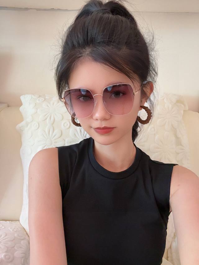Chanel 香奈儿 新款尼龙偏光太眼镜，无框钻石 切边更有质感，大气女人范儿，大脸小脸都好看 ！型号：Ch1529