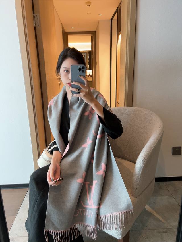 羊绒混纺 气质这块绝对大红莫属 经典Logo 配上老花四叶草 底部饰Louis Vuitton paris有李小璐霍思燕同款 Lv羊绒围巾披肩，经典四叶草图案