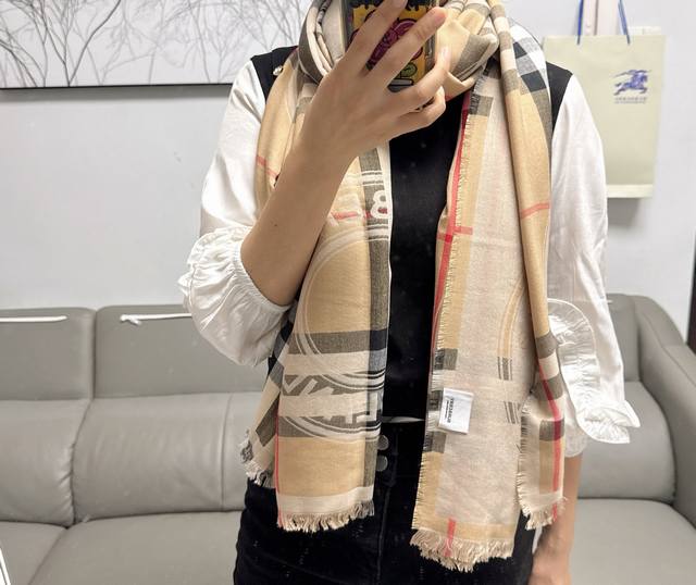 Burberry徽章围巾。男女同款方巾，最流弊的大B家出口单！尺寸公差被滞留的一批。捡漏的来，限量纪念款，最值得收藏的Bur方巾，Bur特供英国皇家旗舰店专柜的