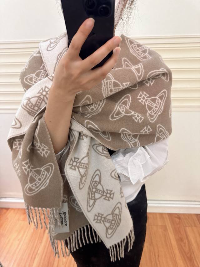 大土星新款围巾 Vivienne Westwood西太后土星 英国时装设计师，时装的朋克之母！时尚潮流风格，品质强大，超美的设计！简约大气刺绣Logo精致这个款