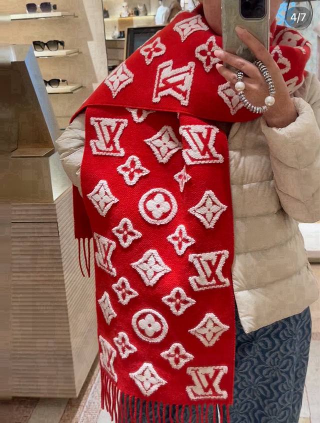 Lv3D围巾为柔软毛绒混纺织入Monogram图案，再以撞色羊毛皮演绎瞩目3D效果。剪花工艺令两面呈现迥异肌理，兼具创意巧思与潮流风范。 34X 厘米 高X长度