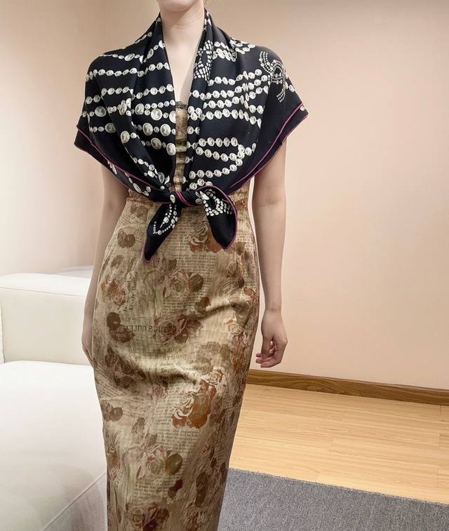项链饰品印花羊绒110 双面丝绒 女人尤物 货极少 四季都可以用真心美的让人非常非常心动 上身效果简直美翻了 品质非常完美 整个围巾给人大牌气场的同时又非常精致