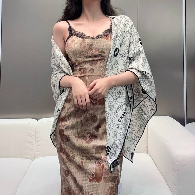 Chanel 经典茶花优雅Coco风，Chanel最新菱格丝绒大方巾~气质到骨子里，香奶奶新一季的面料超高级，真心超级柔软，丝丝顺滑，韧性很强 不容易被轻易勾丝