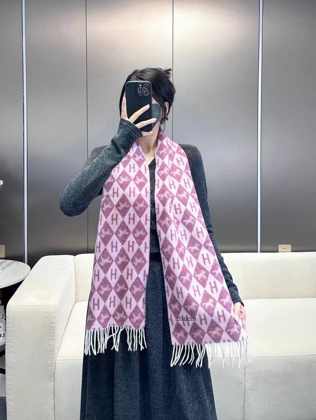 上新！2025秋冬爱士男女同款，同步专柜，高端羊绒围巾！ 可正式，可随意，非常Classical的设计。这款织法比较难，又很费纱线，工艺难度非常大！！！这样的围