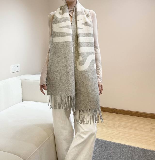 Jacquemus 双面围巾今年真的被疯狂种草 今年冬天就非宠这条 好看的要疯掉了，太有型太有魅力了非常斯文时尚的秋冬单品！真的很喜欢，非常Classical的