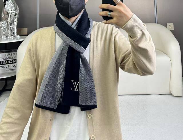 新款到 ！2025年Lv爆款上新 高端男士围巾 经典格纹提花 独家牛货 具有超高羊绒品质才会被此品牌青睐这种精品是市场上及其少见的围巾针织，低调奢华的配色，非常