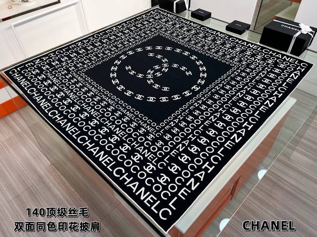 Chanel ~25p 140顶级双面丝毛披肩 香家Logo与字母的完美碰撞设计 底部还有隐隐约约的双C小Logo 完美的设计带点小心机 女神必入款 尺寸：13