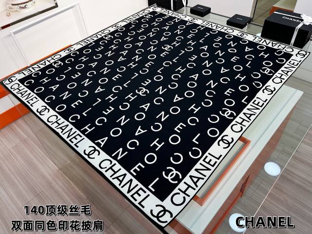 Chanel ~25秋冬新品～ 双C字母组合 140双面丝毛披肩 手工卷边丝毛方巾 30%桑蚕丝70%羊毛 这款经典单品展现强大而迷人的女性魅力精髓。此140方
