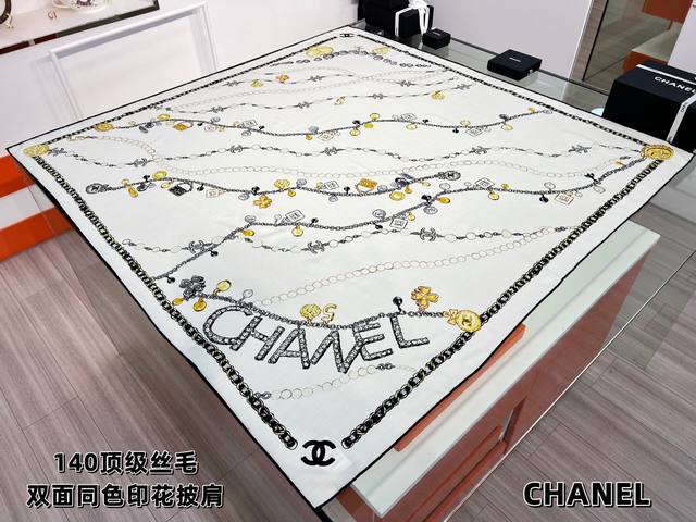 Chanel ~25秋冬新品～“珠光宝气” 140双面丝毛披肩 手工卷边丝毛方巾 30%桑蚕丝70%羊毛 这款经典单品展现强大而迷人的女性魅力精髓。此140方巾