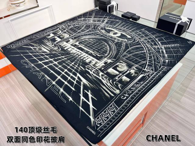 Chanel ~25秋冬新品 140顶级丝毛双面同色 披肩的图案是巴黎大皇宫中被命名为“Gabrielle Chanel”的正殿入口处。一眼相中的一款、第一想法