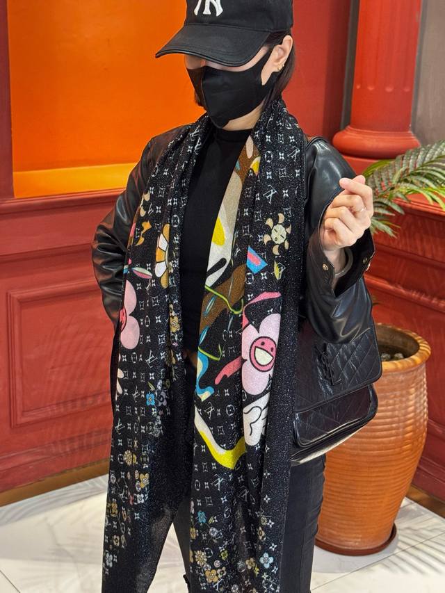 会发光发亮的围巾25年新品上新 专柜同步材质 Lv X Tm Monogram Superflat Flowers 方巾出自路易威登与村上隆携手呈现的合作系列，