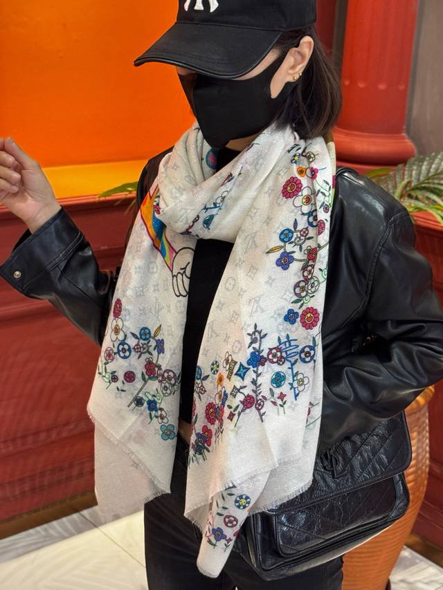 会发光发亮的围巾25年新品上新 专柜同步材质 Lv X Tm Monogram Superflat Flowers 方巾出自路易威登与村上隆携手呈现的合作系列，