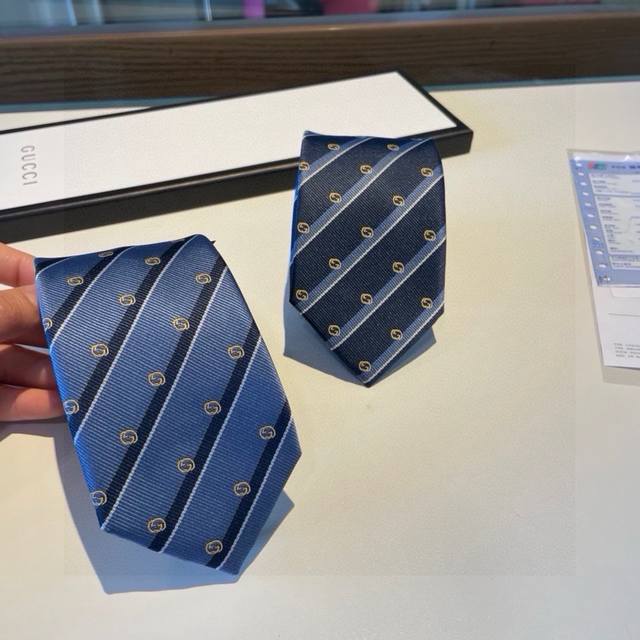 G家专柜新款 男士领带，稀有采用经典小G Logo提花展现精湛手工与时尚优雅的理想选择，这款领带将标志性完美的结合，以时尚搭配手法演绎的更显雅致风范。让男士可以