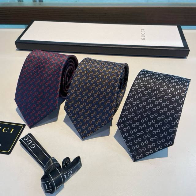 G家专柜新款 男士领带，稀有采用经典小G Logo提花展现精湛手工与时尚优雅的理想选择，这款领带将标志性完美的结合，以时尚搭配手法演绎的更显雅致风范。让男士可以