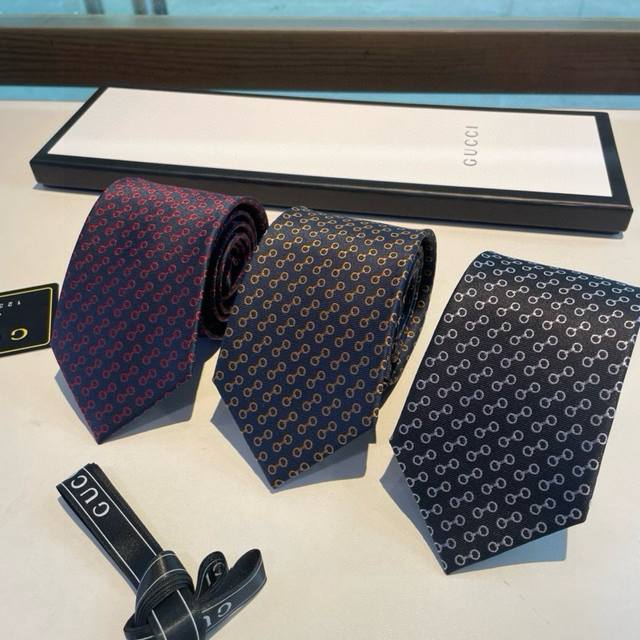 G家专柜新款 男士领带，稀有采用经典小G Logo提花展现精湛手工与时尚优雅的理想选择，这款领带将标志性完美的结合，以时尚搭配手法演绎的更显雅致风范。让男士可以