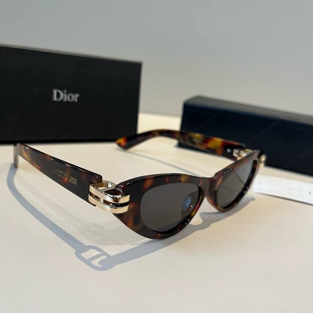 Dior迪奥猫眼太阳镜 Dior太阳镜Cdior B2U 时髦风格全新演绎Cd标志，饰以灵感源自30 Montaigne 时尚首饰系列的金色饰面金属“Cd”铰链