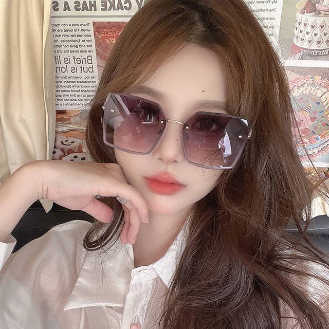 Chanel 香奈儿 新款尼龙偏光太眼镜，无框钻石 切边更有质感，大气女人范儿，大脸小脸都好看 ！型号：Ch0663