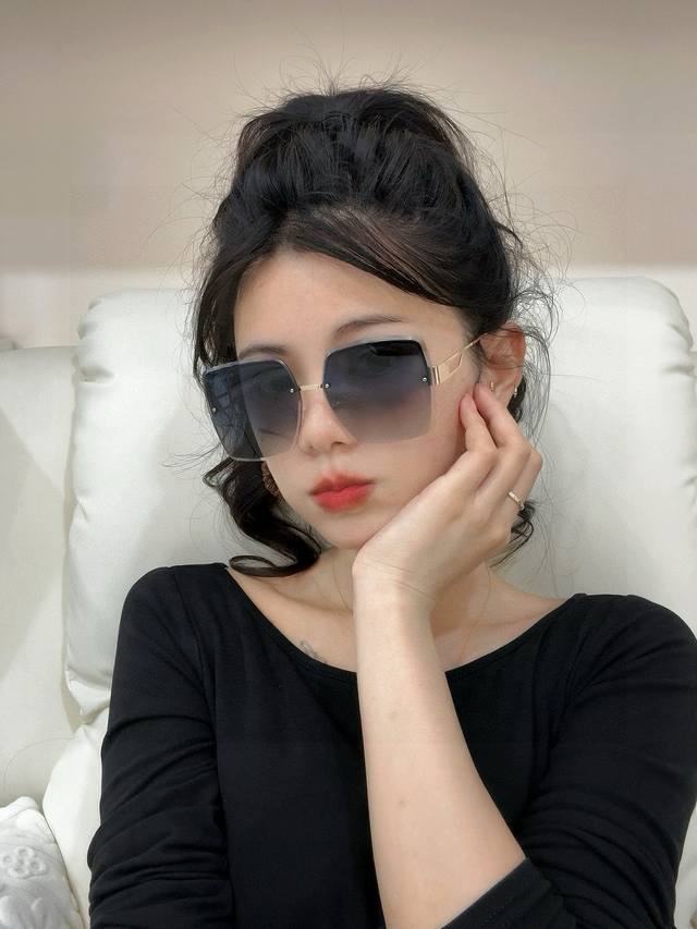 香奈儿 2025开春新款 潮流爆款 时尚方框太阳镜 高品质 佩戴舒适 网红潮款墨镜 女士高清太阳镜 高品质Tr镜框 型号：Ch4494
