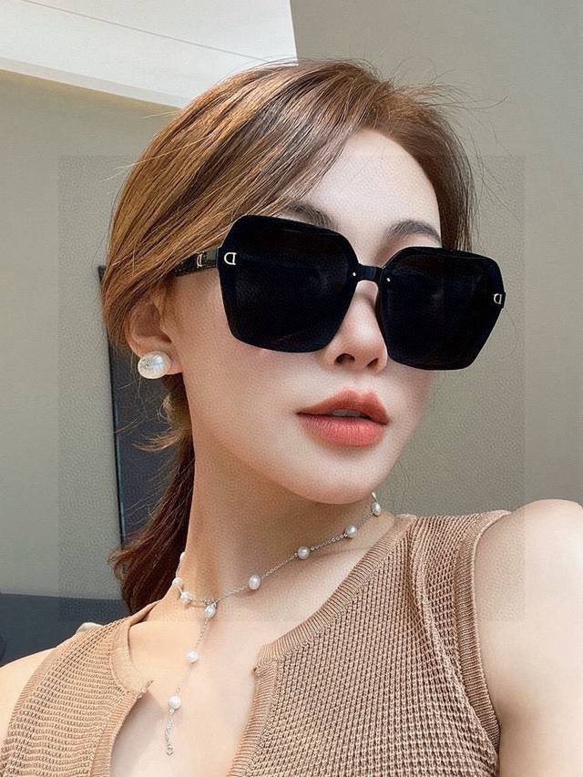 Dior 迪奥偏光太阳镜 时尚造型 开车驾驶镜时尚墨镜世界顶级奢华品牌，品质保证！经典款, 明星热爱有史以来最畅销的品牌眼镜！ 适合各种脸型 型号：D3200
