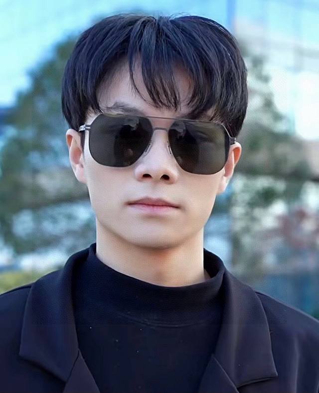 Gucci 2025春夏新款超轻无螺丝压不坏系列情侣款太阳镜高清尼龙镜片完美品质，适合各种脸型，经典太阳镜亮相时装周.超酷拉风 实物精致 超个性 型号：G973