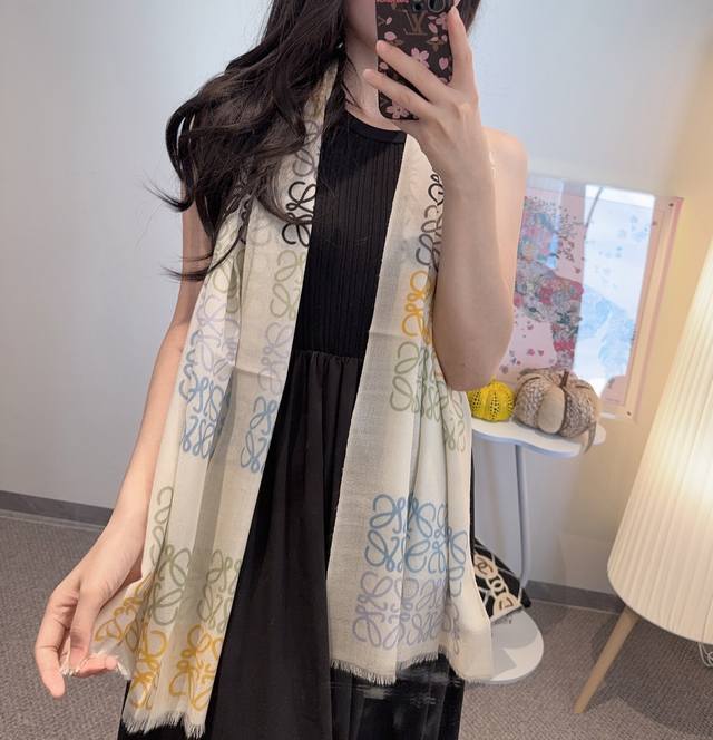 Loewe 作为西班牙的顶尖奢侈品牌，散发独特的西班牙贵族气息，低调有内涵 本款为巴塞罗那橱窗定制款，上市几天被抢够一空，国内售价 3470 一条难求 围巾整体